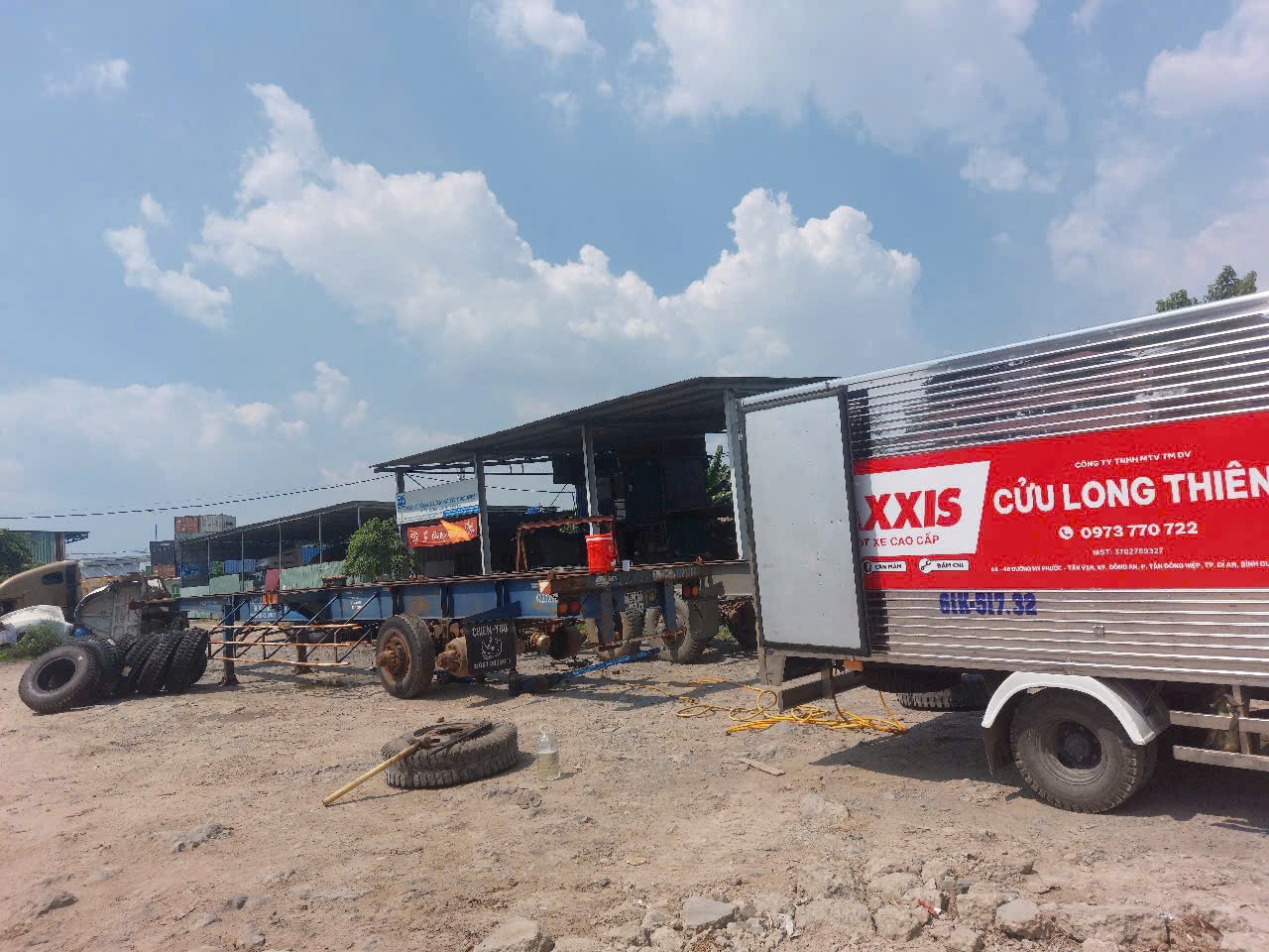 Vá vỏ xe ô tô gần nhất: Cảnh kho chứa lốp xe đa dạng kích cỡ tại Cửu Long Thiên