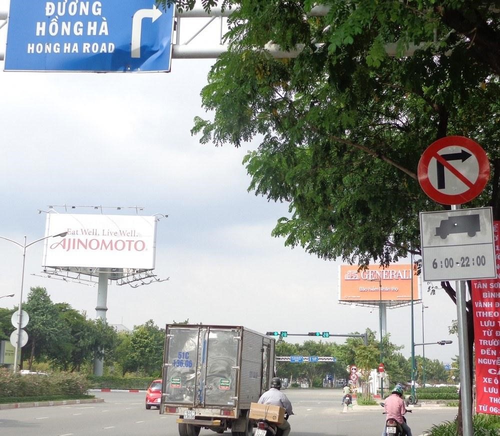 Giữ khoảng cách an toàn với xe phía trước là quy tắc quan trọng trong luật vượt xe ô tô