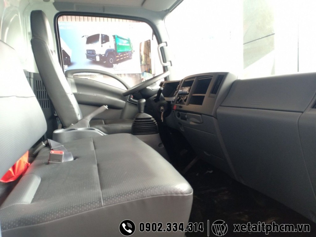 Nội thất tiện nghi và hiện đại của xe chở xe ô tô Isuzu NQR550.