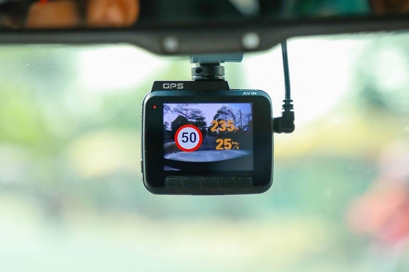 Màn hình camera hành trình hiển thị giao diện ghi hình và lưu trữ, tính năng thiết yếu khi lắp camera cho xe ô tô an toàn hơn