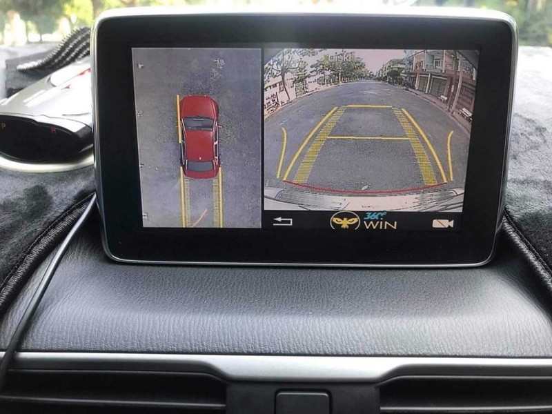 Giao diện màn hình hiển thị kép của hệ thống camera 360 độ, cung cấp cái nhìn toàn cảnh khi lắp camera cho xe ô tô