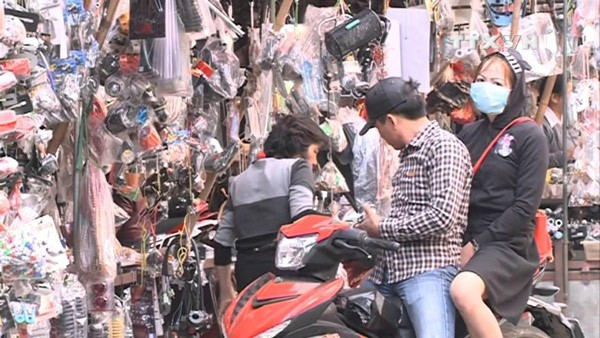 Nghệ thuật mua phụ tùng ô tô, xe máy ở chợ Trời - 1