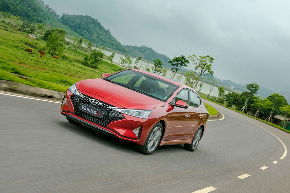 Góc nhìn phía sau của xe ô tô Elantra Sport, nhấn mạnh cụm đèn hậu LED và ống xả kép thể thao