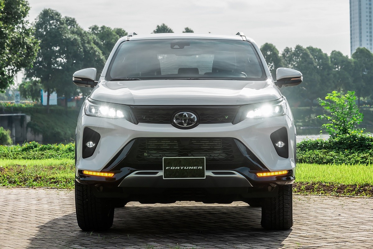 Hình ảnh xe ô tô Fortuner Legender màu bạc với thiết kế đầu xe hiện đại
