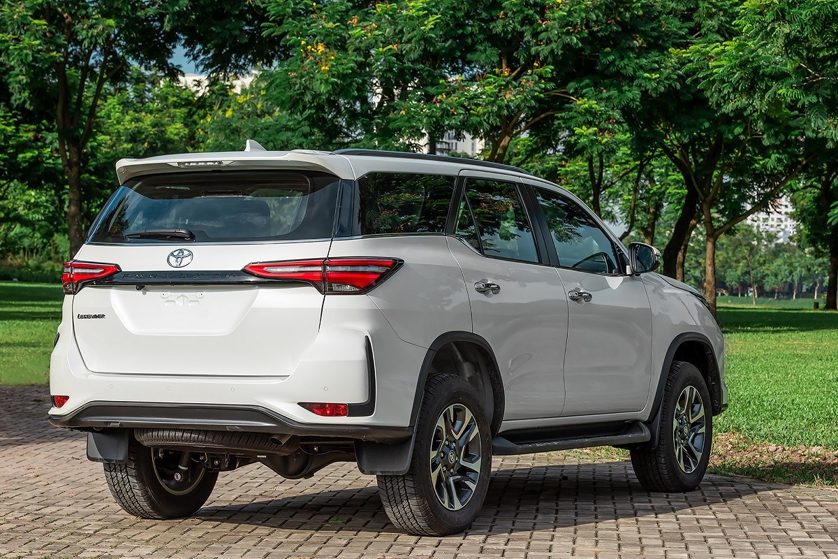 Hình ảnh xe ô tô Fortuner màu bạc nhìn từ góc sau bên phải, nổi bật mâm xe hợp kim