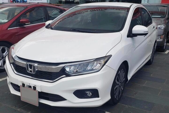 Nội thất xe ô tô Honda City cũ với vô lăng và bảng đồng hồ hiển thị