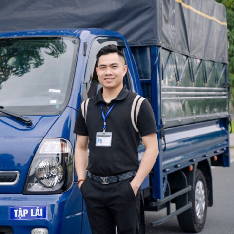 Thầy Nguyễn Hoàng Huynh, người sáng lập Trung Tâm Đào Tạo Lái Xe Hà Nội, chuyên gia hướng dẫn cho quy trình đăng ký xe ô tô quận Long Biên.