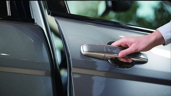 Người ngồi bên trong xe ô tô không mở được cửa