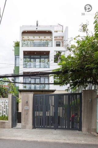 Nhà phố tầng hầm được thiết kế theo phong cách hiện đại. Và thanh lịch với các chi tiết kính trong suốt.