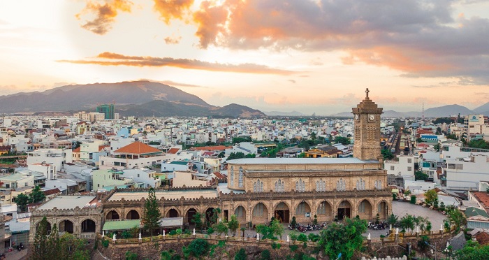 di chuyển bằng ô tô đến nhà thờ Núi Nha Trang