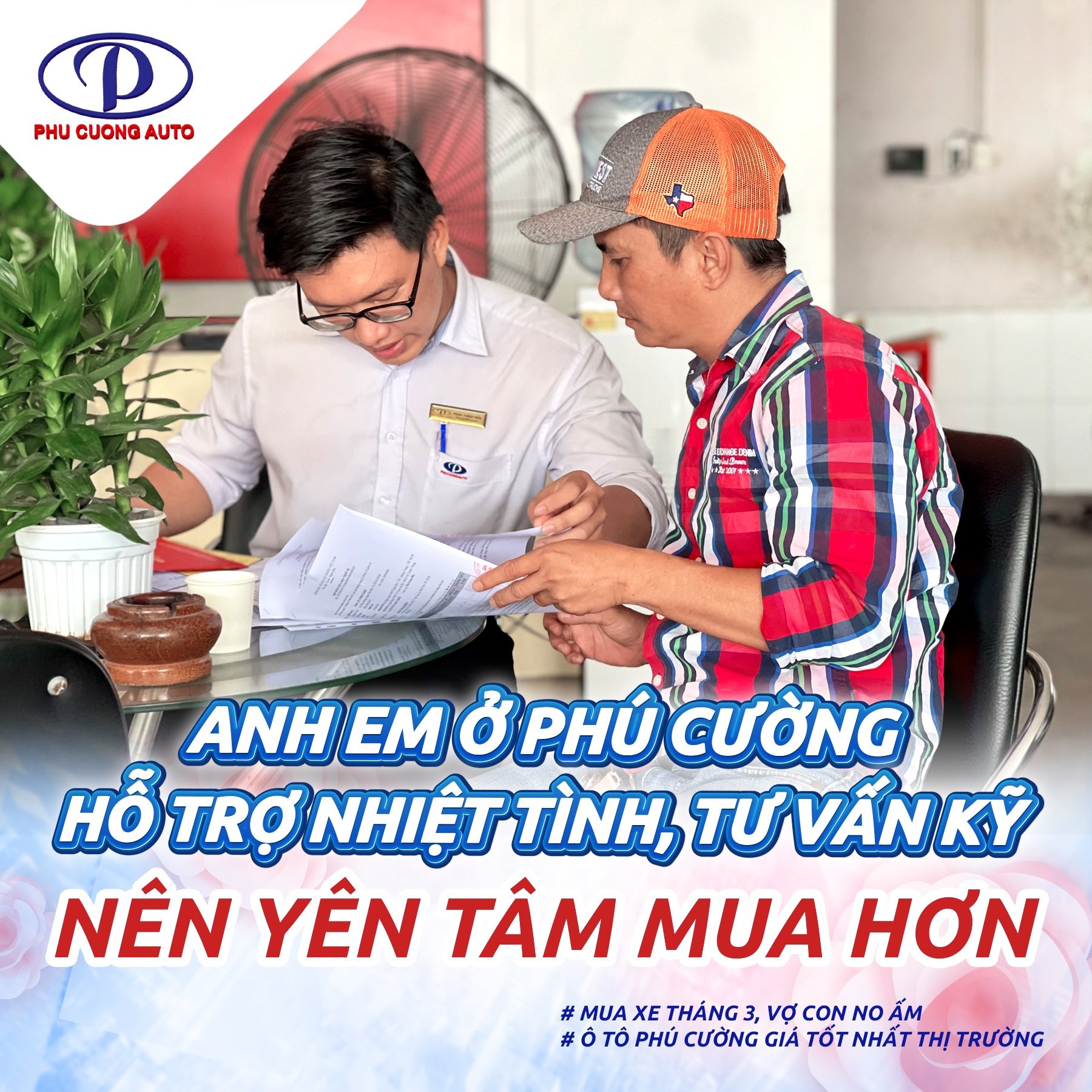 Nhân viên nhiệt tình tư vấn khách hàng về các điều kiện vay mua xe ô tô, hướng dẫn cách quản lý xe ô tô từ khía cạnh tài chính.