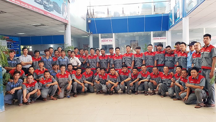 Hình ảnh nhân viên garage Thế Giới Auto chuyên nghiệp