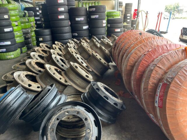 Mâm xe ô tô hợp kim đa chấu màu bạc
