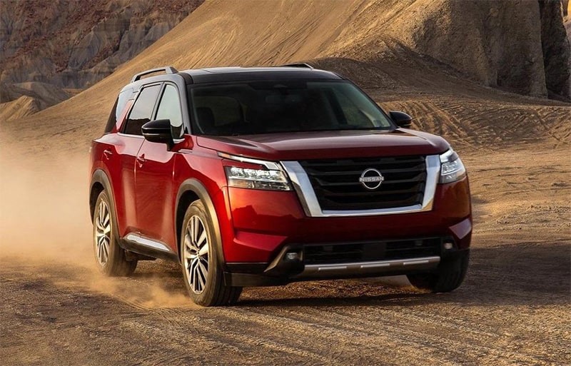 Mẫu SUV Nissan Pathfinder 2023 màu xanh dương đang di chuyển trên đường, nổi bật với thiết kế hiện đại và mạnh mẽ