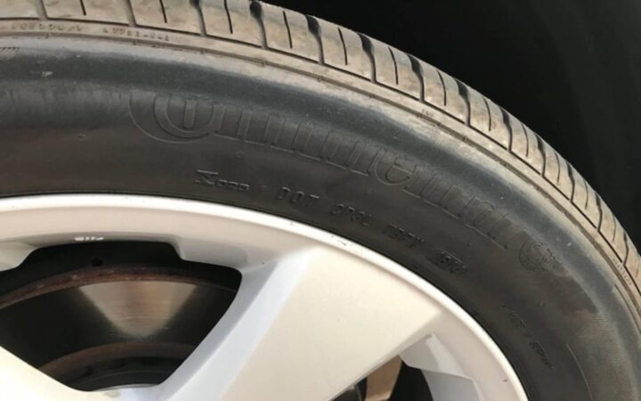 Lốp xe ô tô bị non hơi, biến dạng thành lốp, một trong những nguyên nhân nổ lốp xe