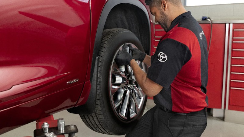 Xe ô tô bị nổ lốp đang đỗ an toàn bên lề đường, cần xử lý kịp thời để tránh nguy hiểm