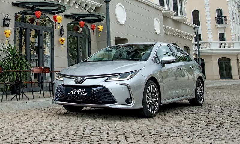 Khoang lái Toyota Corolla Altis 2025 với ghế da cao cấp và màn hình cảm ứng trung tâm