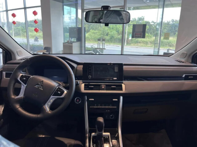 Nội thất hàng ghế trước rộng rãi và tiện nghi của xe ô tô 7 chỗ Mitsubishi Xpander Cross