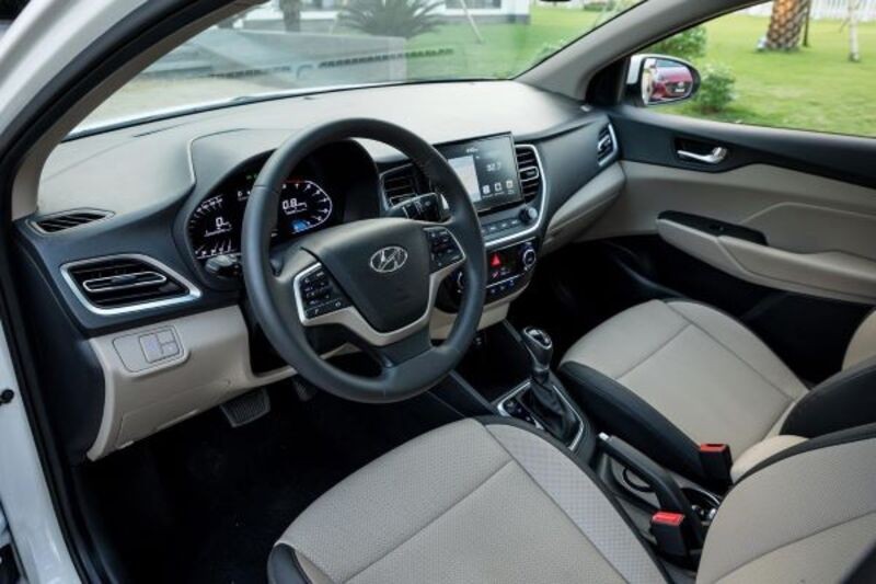 Khoang nội thất rộng rãi và hiện đại của mẫu xe ô tô gầm thấp Hyundai Accent.