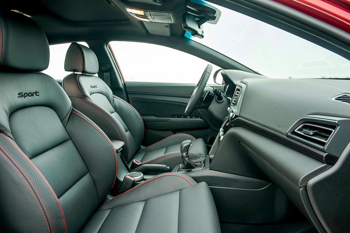 Chi tiết bảng điều khiển trung tâm và cần số của xe ô tô Elantra Sport, tích hợp sạc không dây