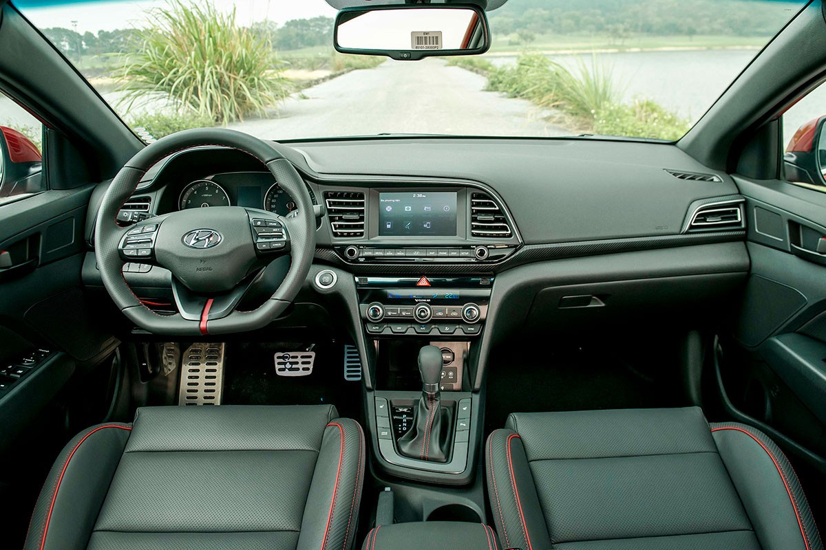 Khoang nội thất xe ô tô Elantra Sport với tông màu đen chủ đạo, vô lăng D-Cut và màn hình trung tâm