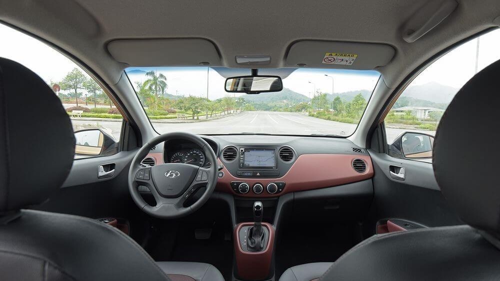 Khoang nội thất đơn giản nhưng tiện nghi của Hyundai i10 Hatchback số tự động