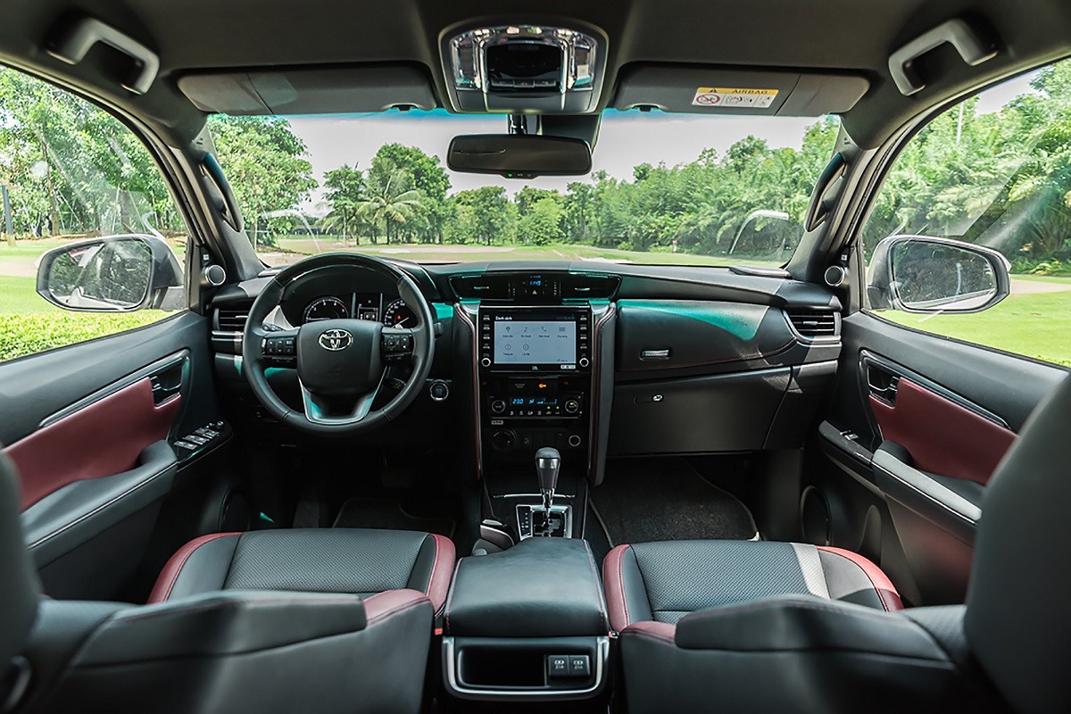 Hình ảnh nội thất xe ô tô Fortuner với màn hình trung tâm và vô lăng bọc da
