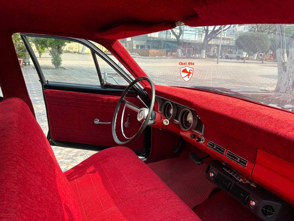 Nội thất xe Ford Falcon 1970 được phục chế và nâng cấp, mang lại vẻ sang trọng mới cho trải nghiệm độ xe ô tô cổ.