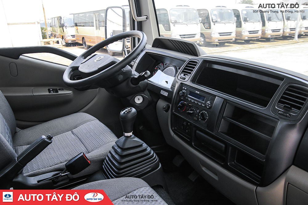 Nội thất ô tô xe tải Nissan NS350 với bảng điều khiển hiện đại, ghế bọc nỉ êm ái