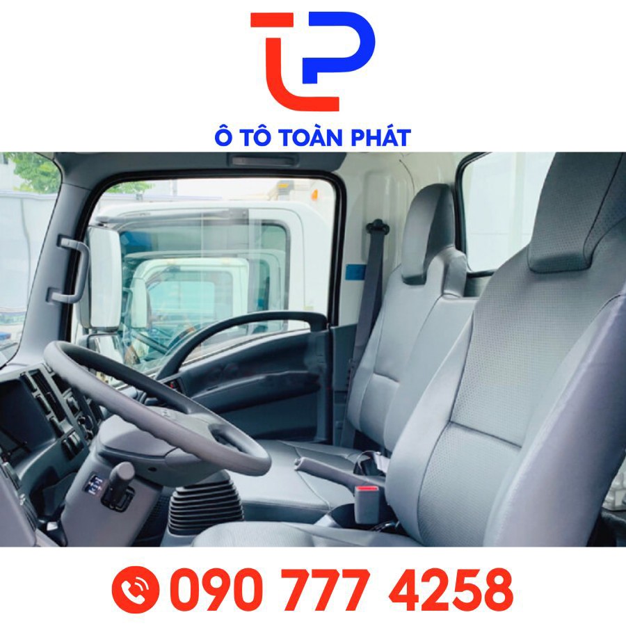 Ghế ngồi bọc nệm cao cấp, tiện nghi bên trong cabin xe ô tô tải Isuzu 2 tấn.