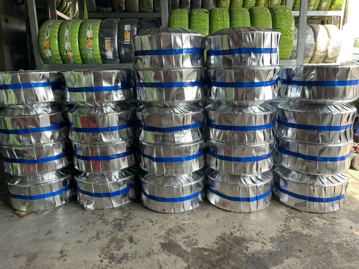 Một nhóm mâm xe ô tô cũ nhiều kích cỡ và kiểu dáng khác nhau, sẵn sàng để lựa chọn và sử dụng