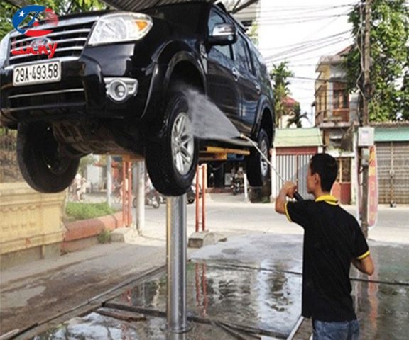 Vệ sinh gầm xe ô tô bằng máy rửa cao áp và nước tẩy rửa chuyên dụng