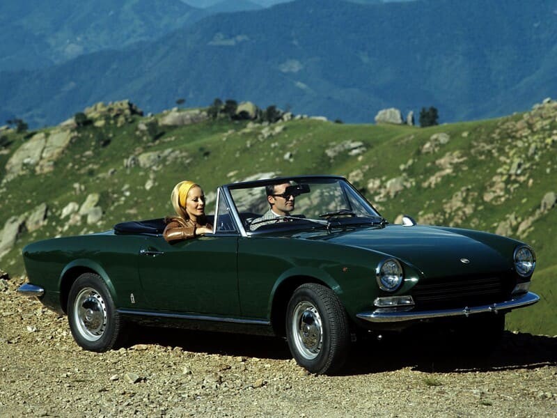Thiết kế tối giản và khỏe khoắn của xe ô tô cổ Fiat 124 Sport Spider