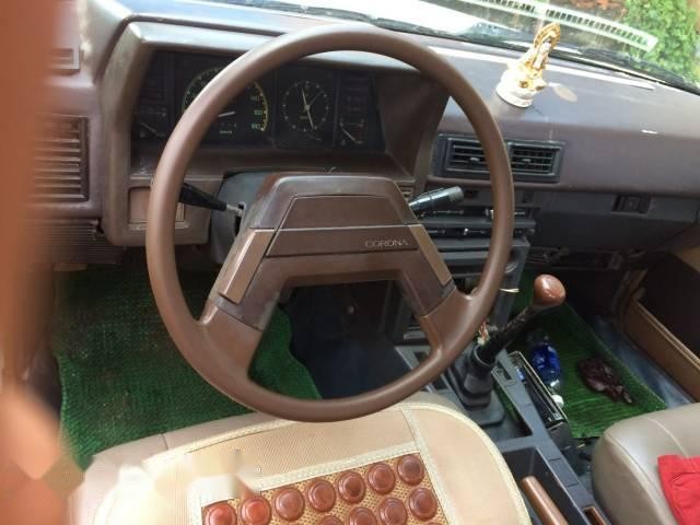 Xe Toyota Crown đời 1996 màu đen với giá 18 triệu đồng