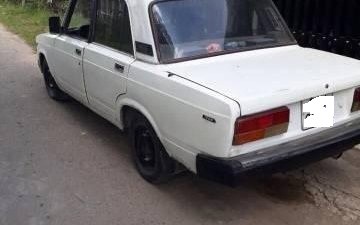 Xe Toyota Corona đời 1990 màu trắng được rao bán 15 triệu đồng