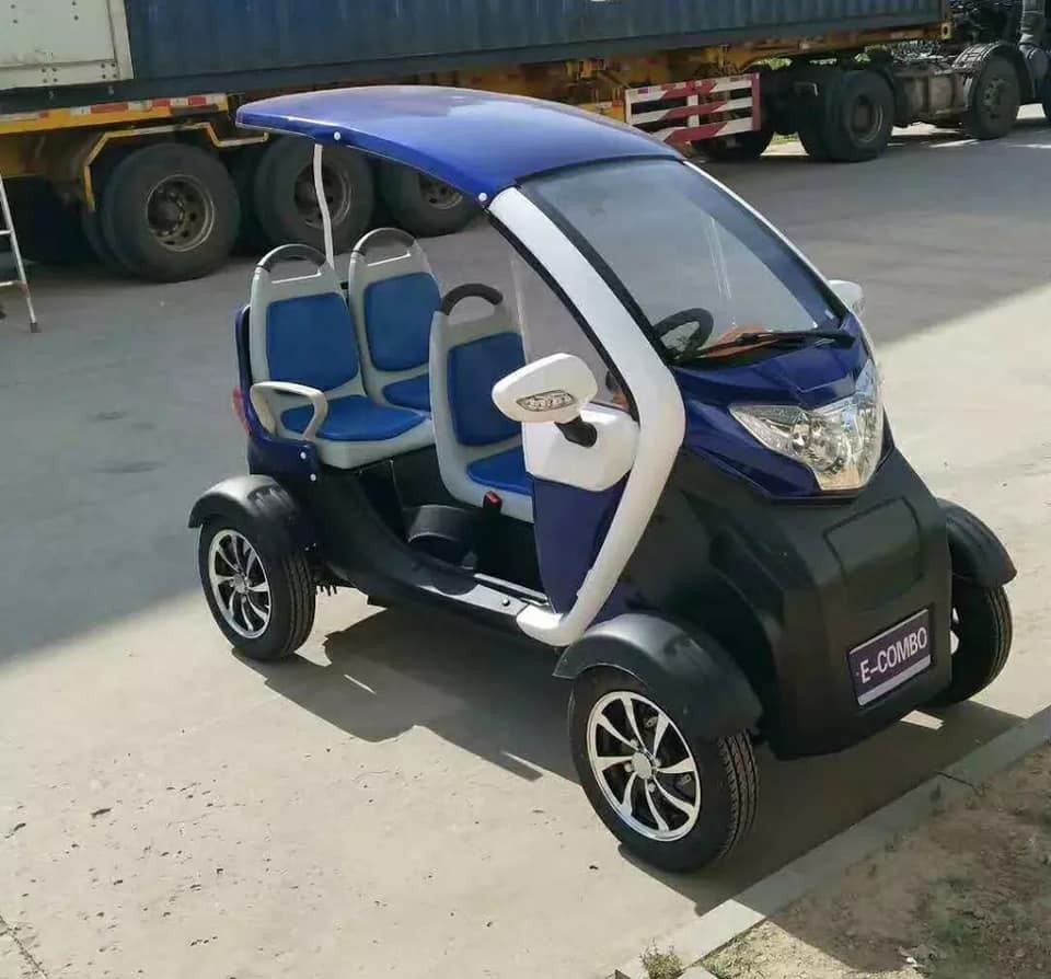 Thiết kế tổng thể của xe ô tô điện idu với cửa mở ra hai bên