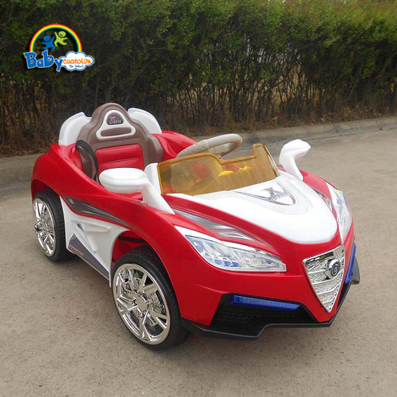 Mẫu xe ô tô điện trẻ em màu trắng, thiết kế dạng SUV địa hình, là một trong nhiều kiểu dáng cần cân nhắc khi lựa chọn xe ô tô phù hợp.