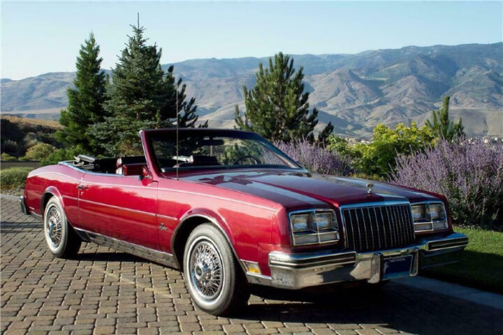 Xe ô tô mui trần cổ Buick Riviera Convertible 1982 màu trắng sang trọng