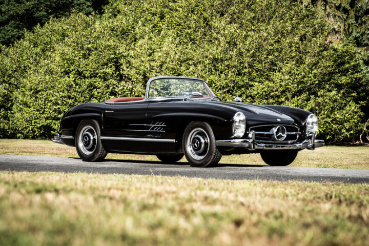 Xe ô tô mui trần cổ Mercedes-Benz 300SL Roadster 1957 màu đỏ với cửa mở