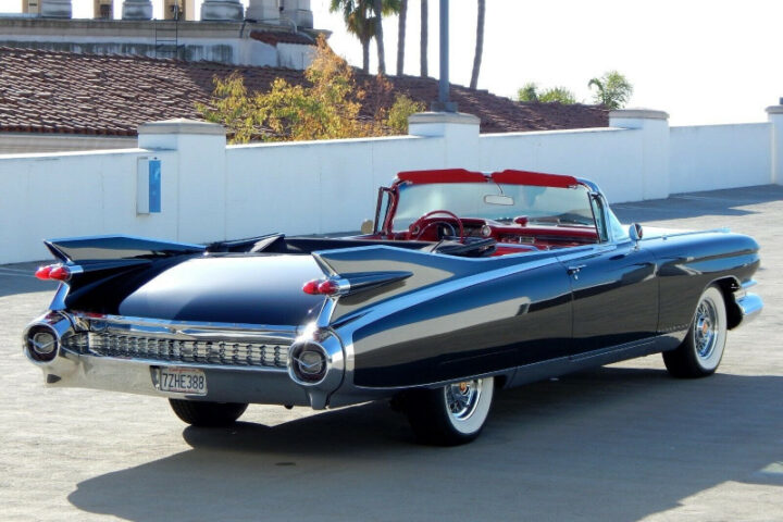 Phần đuôi xe ô tô mui trần cổ Cadillac Eldorado 1959 màu hồng với đèn kép