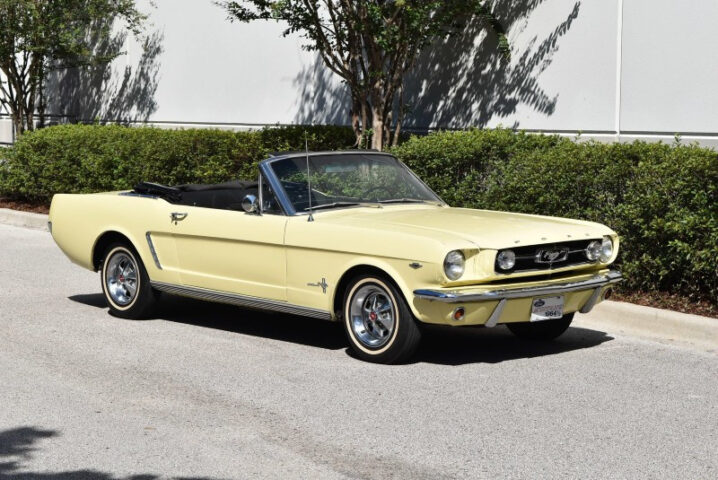 Xe ô tô mui trần cổ Ford Mustang Convertible 1965 màu đỏ được cải tiến