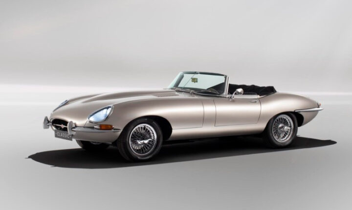 Mẫu xe ô tô mui trần cổ Jaguar E-Type Series 1 màu đỏ trên đường