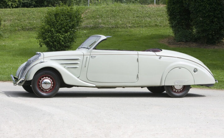 Mẫu xe ô tô mui trần cổ Peugeot 402 Eclipse Décapotable 1936 màu xanh đang đỗ