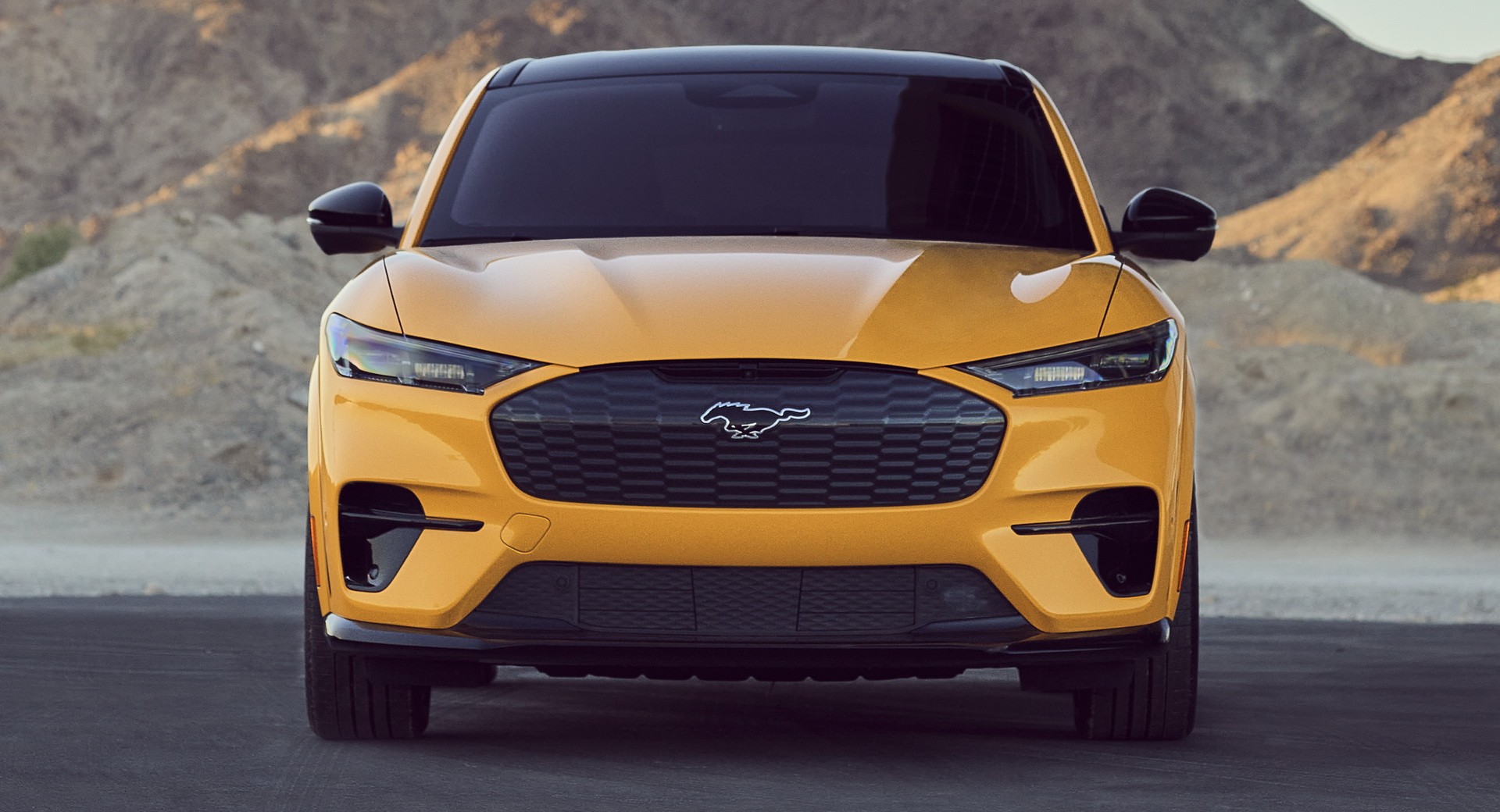 Ngoại thất mạnh mẽ của Ford Mustang Mach-E, kết hợp phong cách Mustang với động cơ điện.