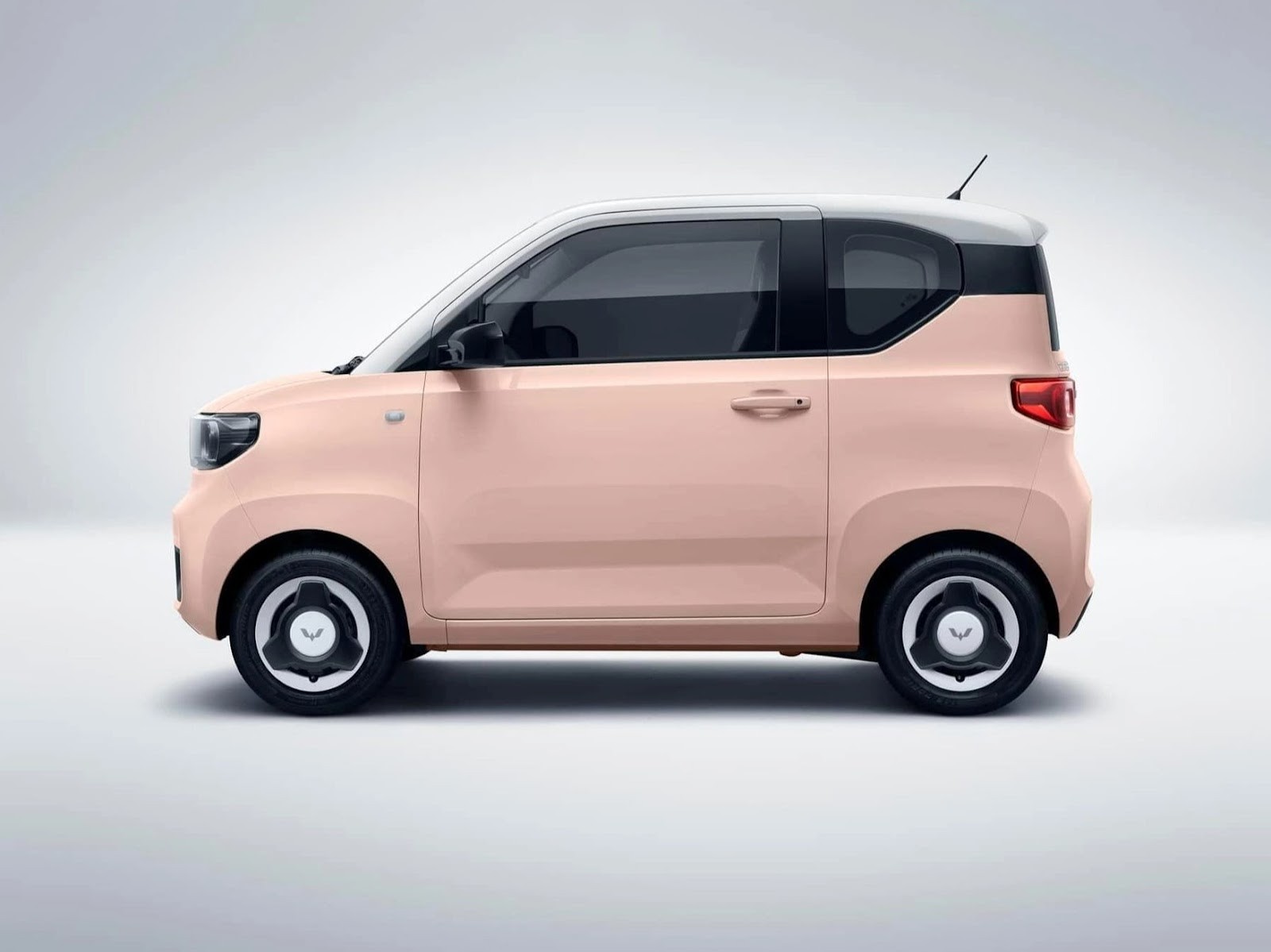Nội thất hiện đại của ô tô điện mini, biểu trưng cho sự vận hành êm ái và không phát thải, làm cho việc xe ô tô điện có được lưu thông trở nên hấp dẫn.