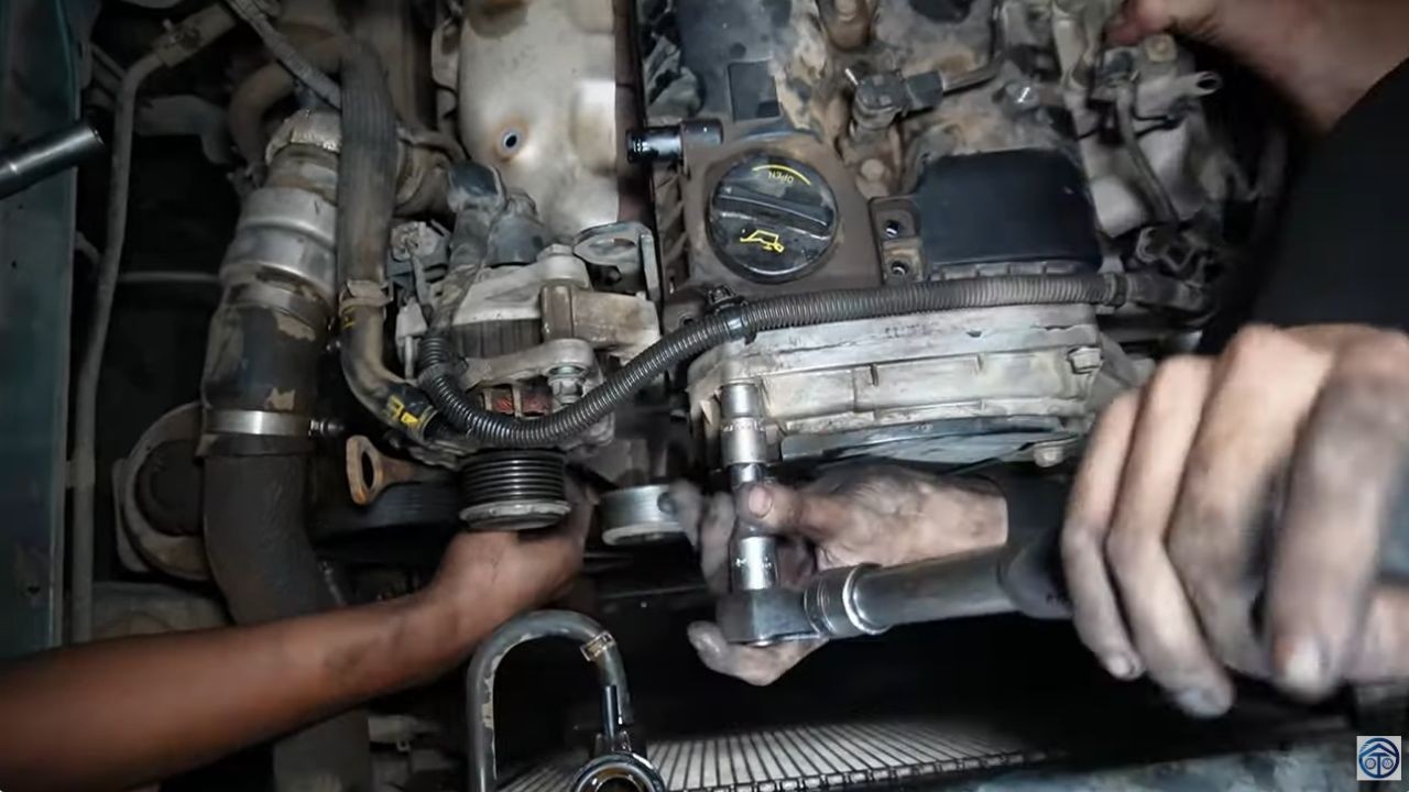 Kỹ thuật viên tháo rã động cơ ô tô để sửa lỗi sôi nước