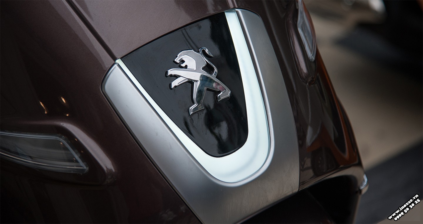 Logo Peugeot khắc nổi trên mặt nạ trước của Django