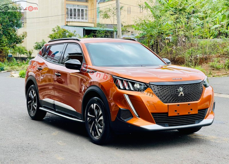 Góc nhìn bên hông của Peugeot 2008 đời 2021, mẫu xe đại diện cho phong cách trẻ trung của các mẫu xe ô tô Peugeot.