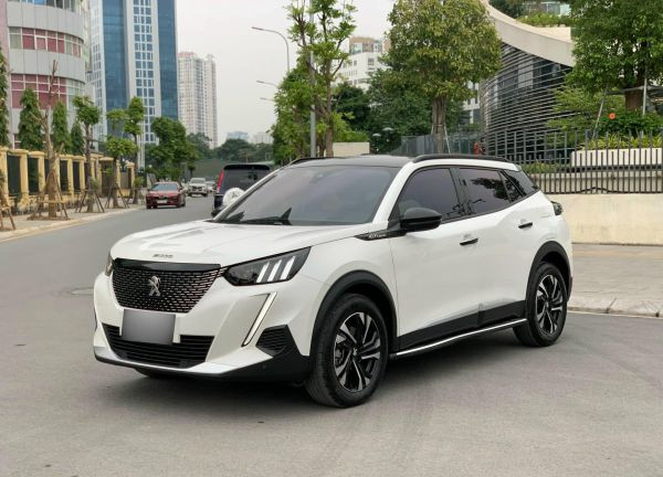 Tổng quan ngoại thất của Peugeot 2008 màu xanh, minh họa một trong các mẫu xe ô tô Peugeot crossover đô thị.