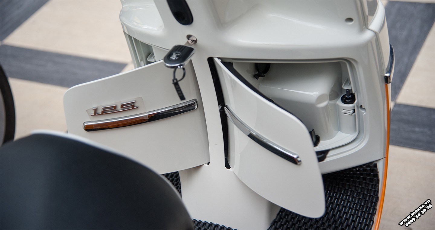 Hộc chứa đồ cực kỳ rộng rãi dưới yên xe của Peugeot Django